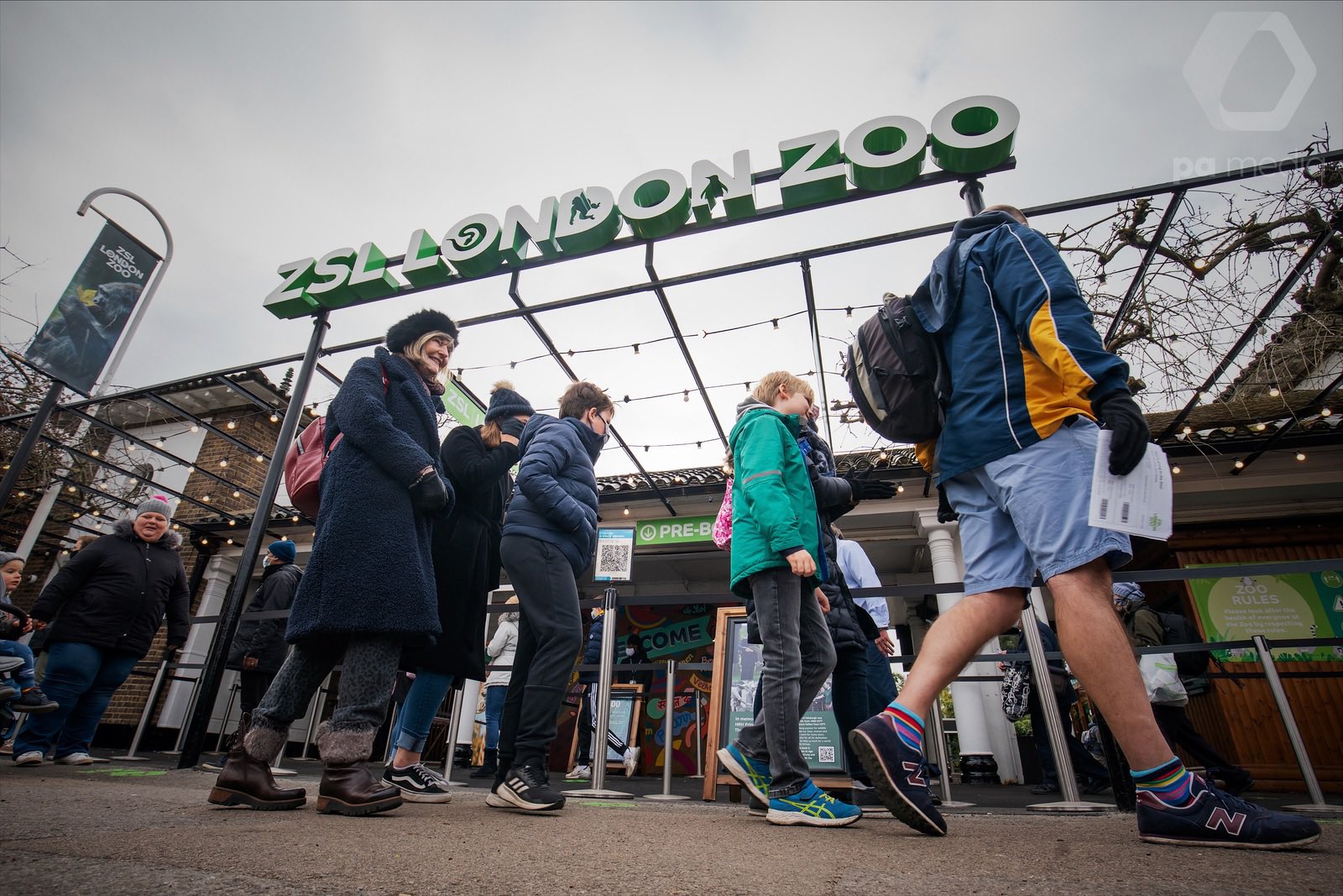 Британці наповнили паби і перукарні після ослаблення карантину: фото та відео з вулиць &quot;вільних&quot; міст