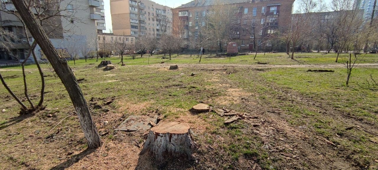 У Києві знищили дерева у сквері, який створили на честь українського розвідника (фото)