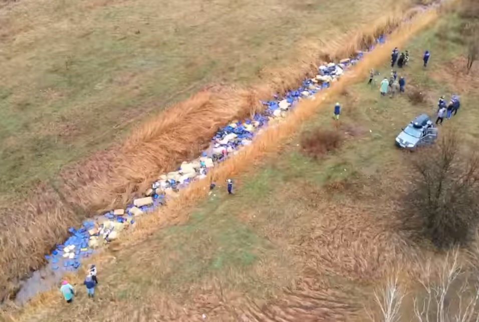 Під Києвом річку закидали каністрами з хімікатами: фото і відео еко-катастрофи