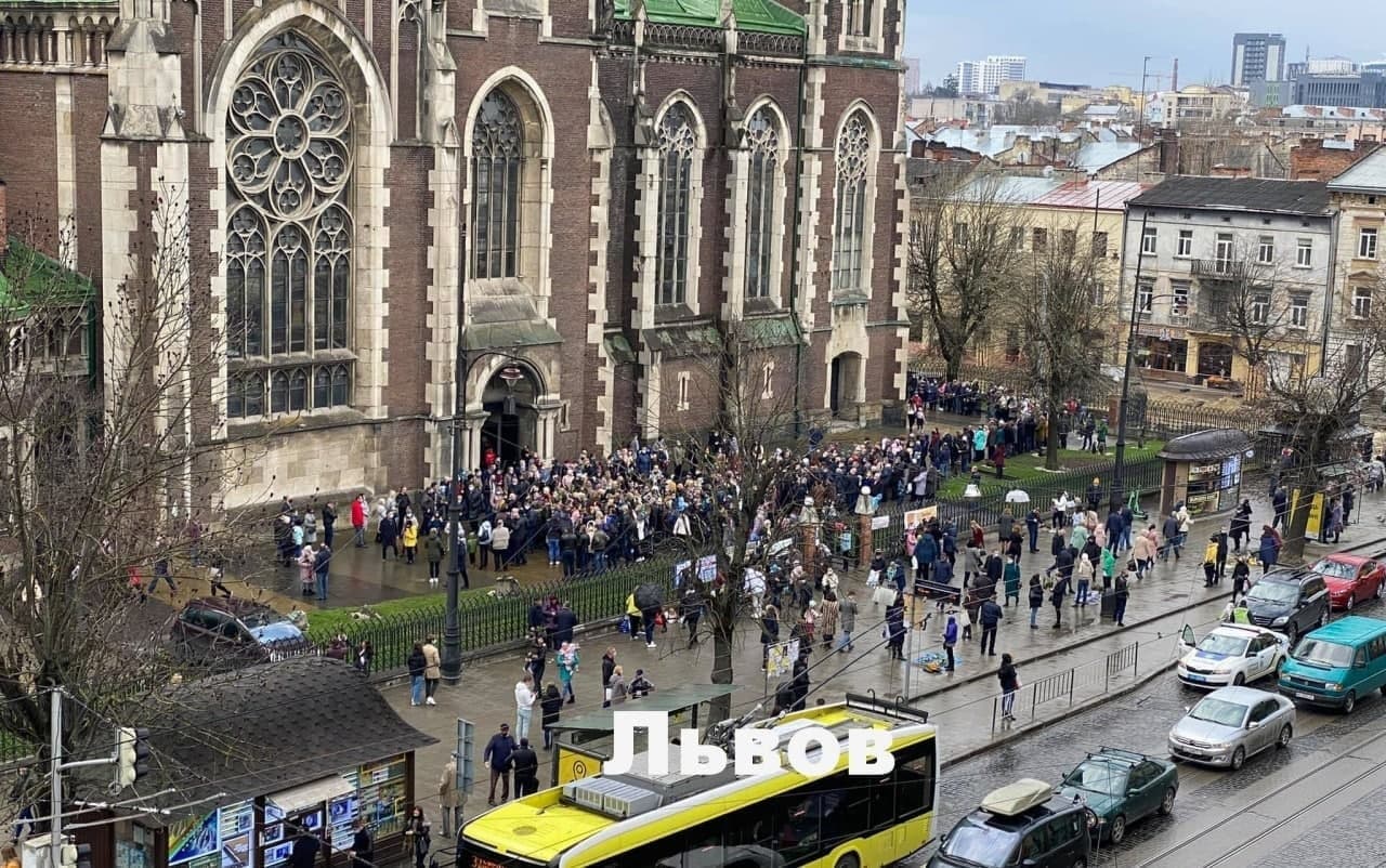 Без масок и дистанции: украинцы массово отмечают Вербное воскресенье