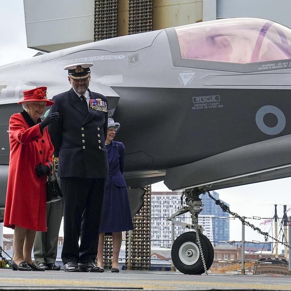 Елизавета II вышла в свет вся в красном и с сияющей улыбкой (фото)