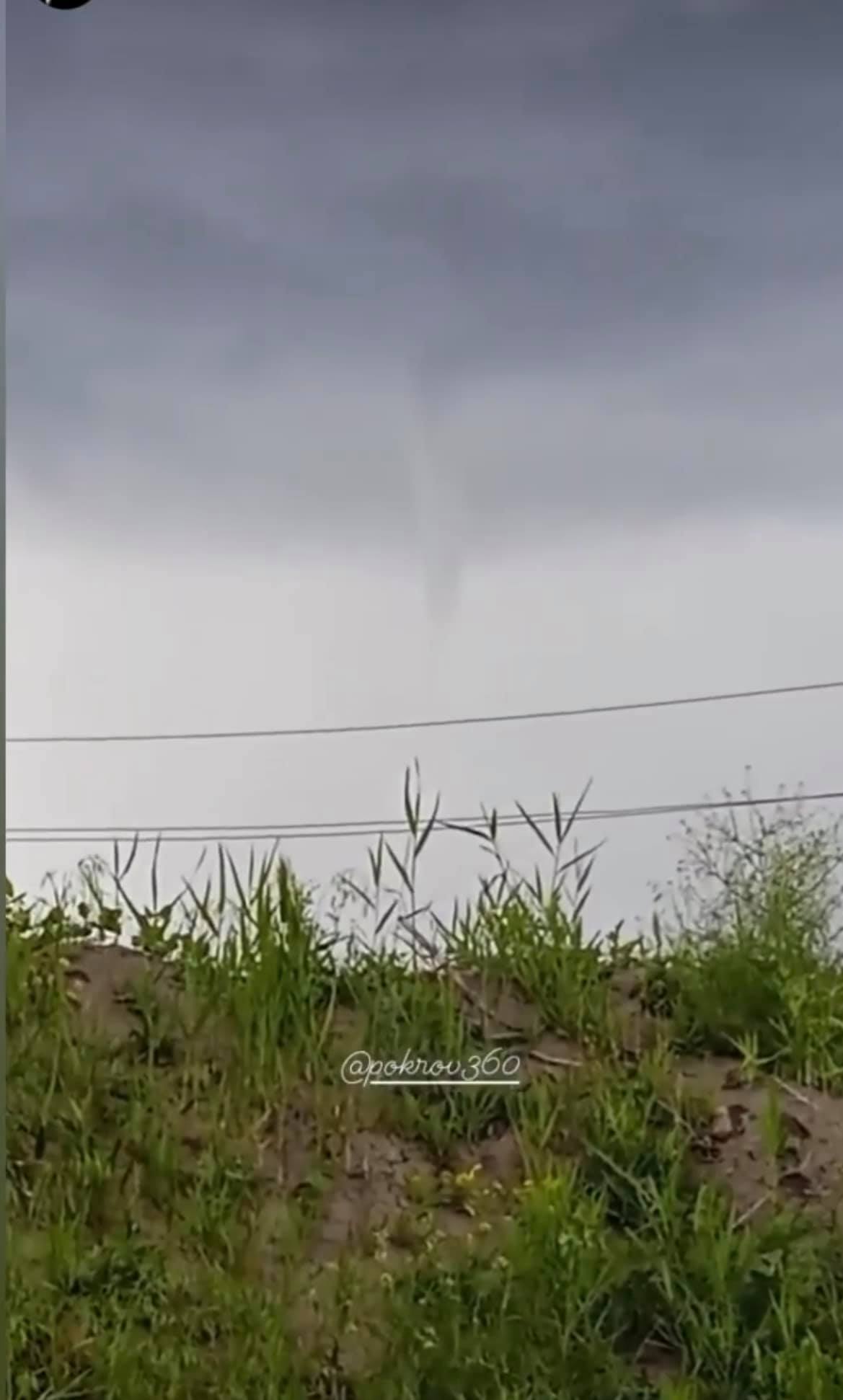 Жителів міста під Дніпром налякав незвичайний смерч у небі (фото)