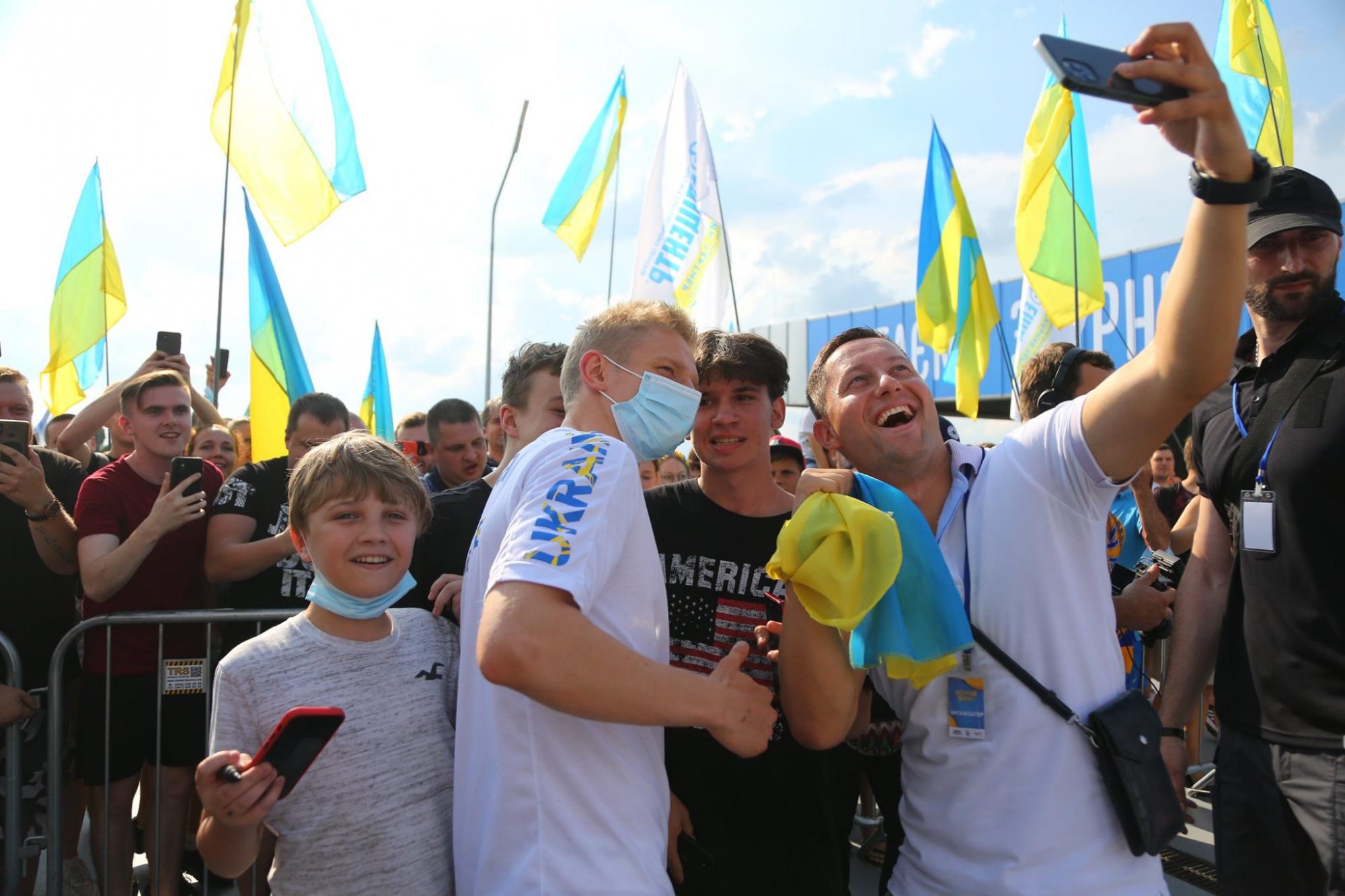 Сборная Украины вернулась домой: яркие фото и видео из &quot;Борисполя&quot;