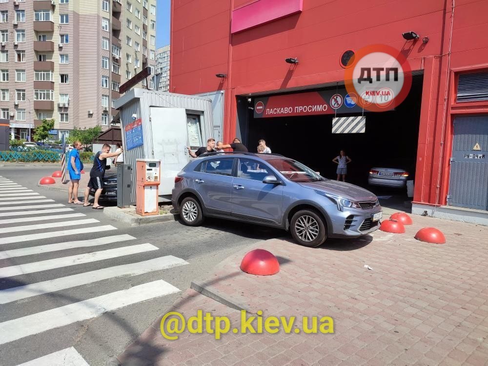 У Києві жінка протаранила будку паркувальника, яка впала на авто: фото і відео інциденту