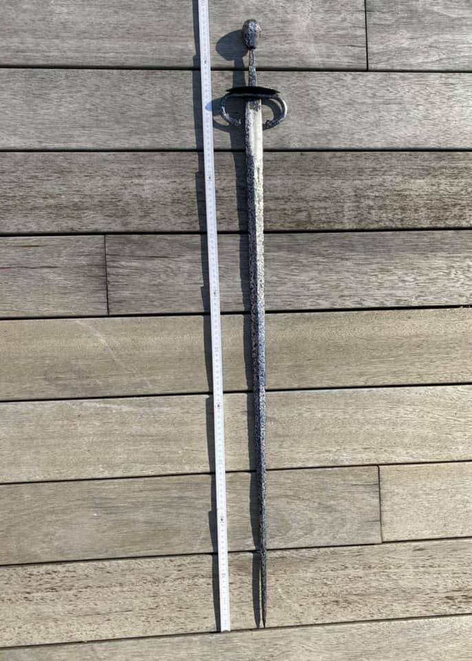 Під Тернополем археологи знайшли унікальний 500-річний меч (фото)