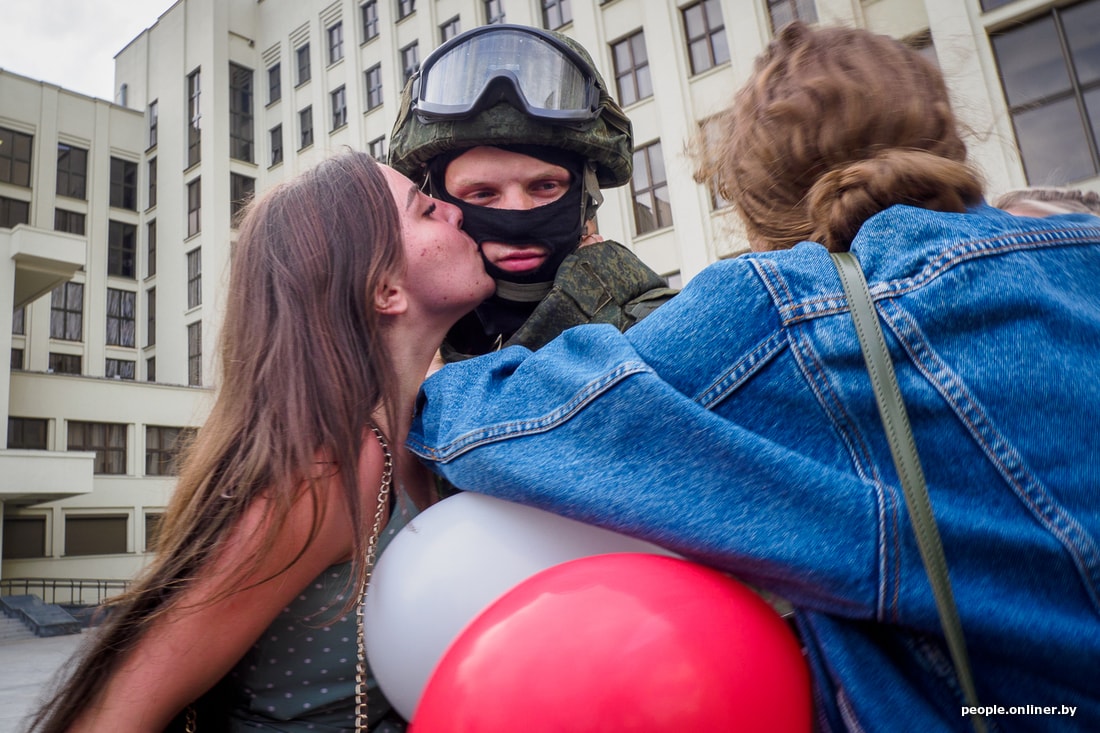 В Минске демонстранты обнимают силовиков, а те опускают щиты: душевные кадры
