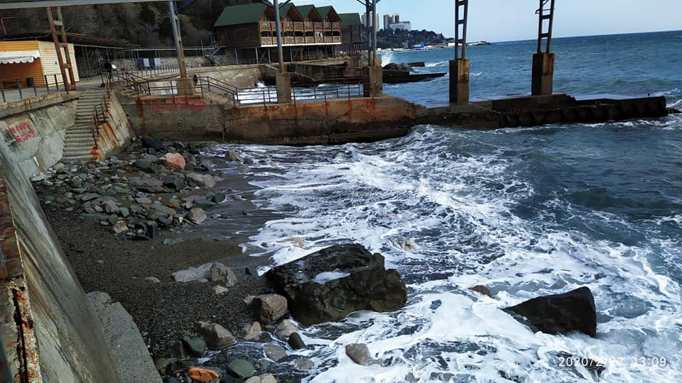 Пляжи пустые, а цены взлетели: появились фото проваленного "сезона" в Крыму