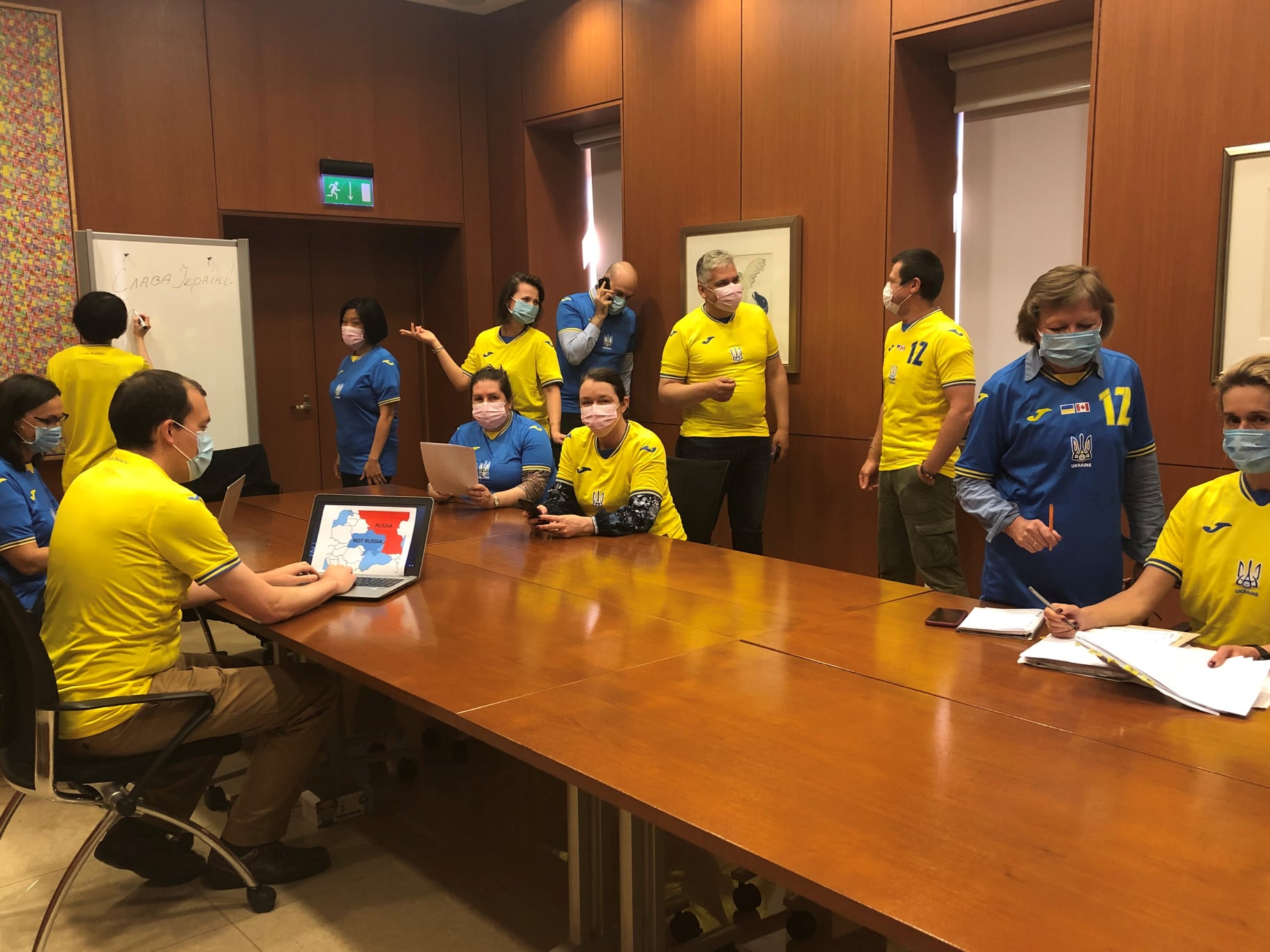 Форма збірної України для Євро: посольства різних країн влаштували яскравий флешмоб (фото)