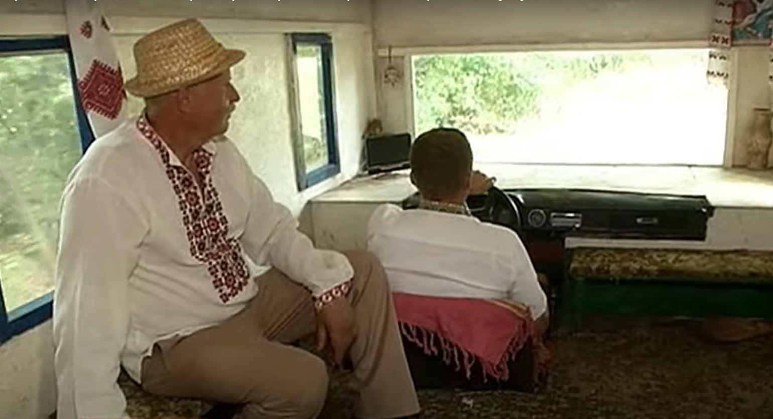 Хата на колесах: народні умільці створили незвичайний автомобіль (відео)