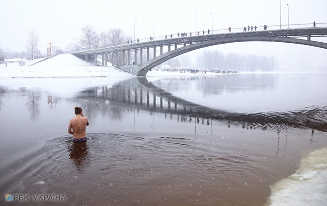 Стоит ли купаться в ледяной воде на Крещение: объясняют врачи