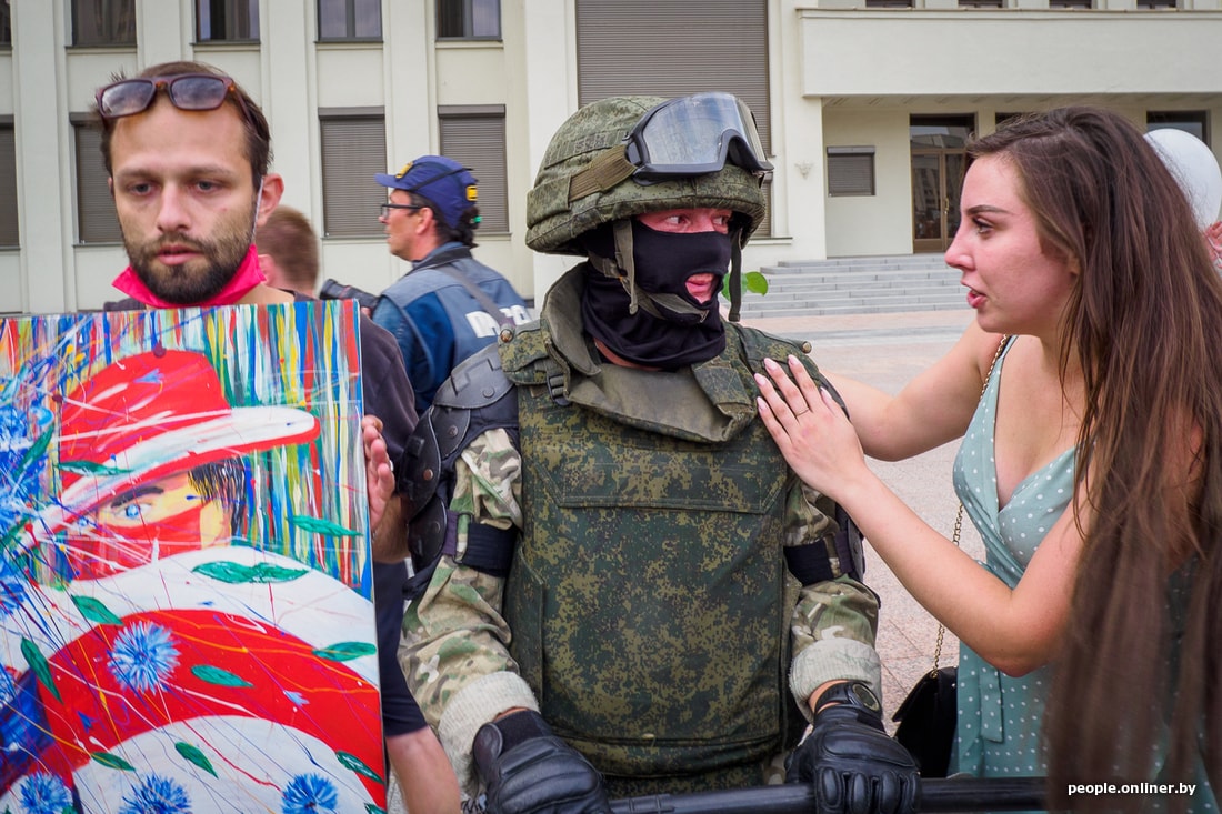 В Минске демонстранты обнимают силовиков, а те опускают щиты: душевные кадры