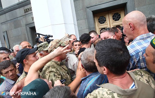Сутички під Радою: в поліції заявили про 3 постраждалих правоохоронців