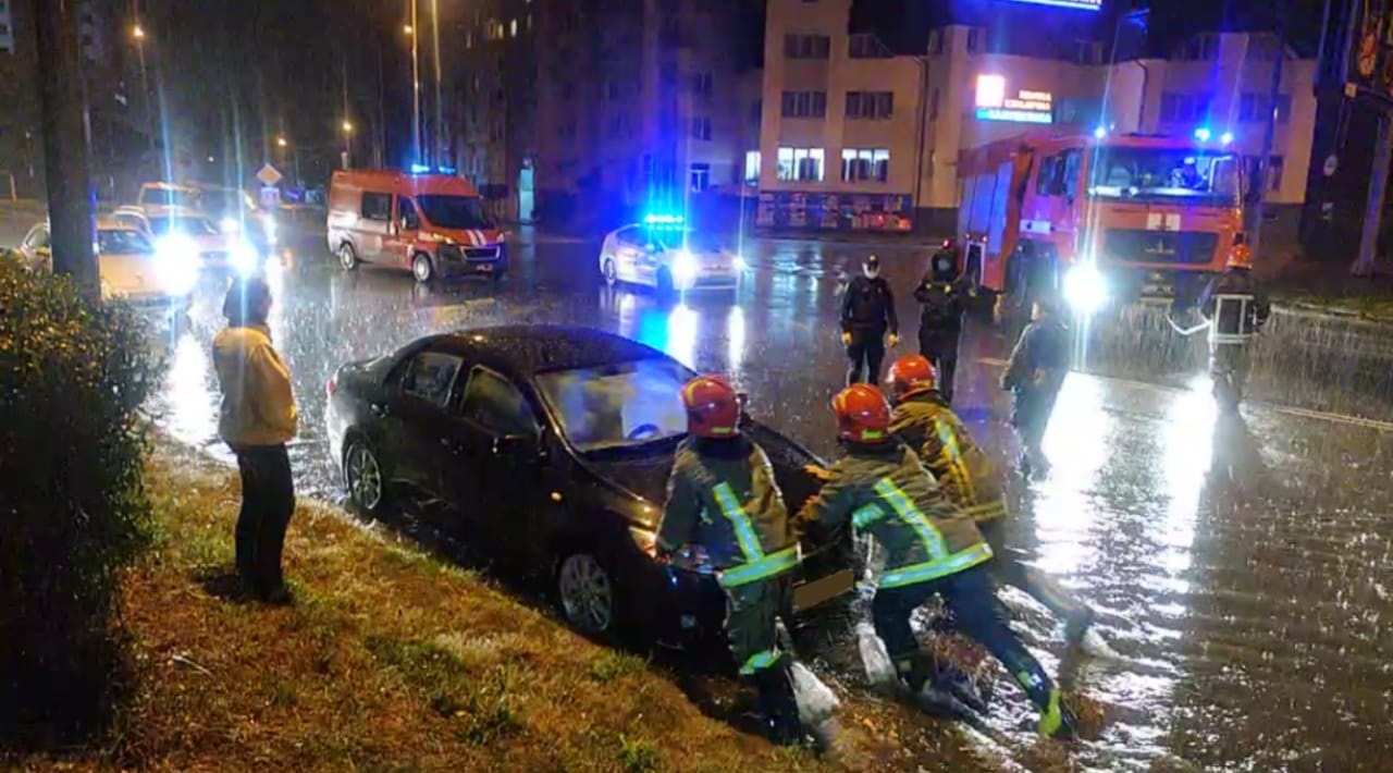 Ливень в Ивано-Франковске: из затопленного авто пришлось спасать людей
