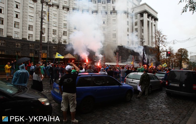 Під Радою триває мітинг власників автомобілів на єврономерах (трансляція)