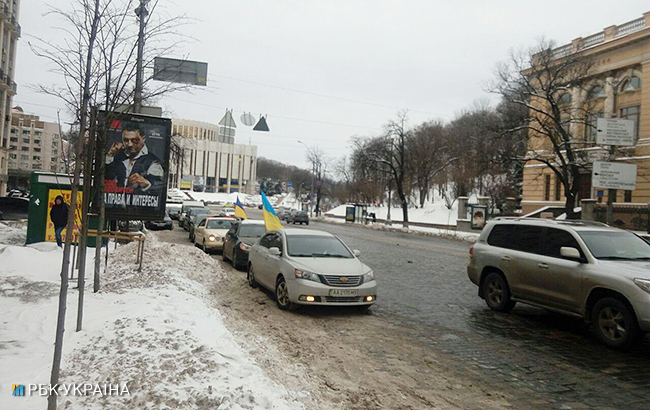 У Києві активісти рушили автопробігом до дому Порошенка