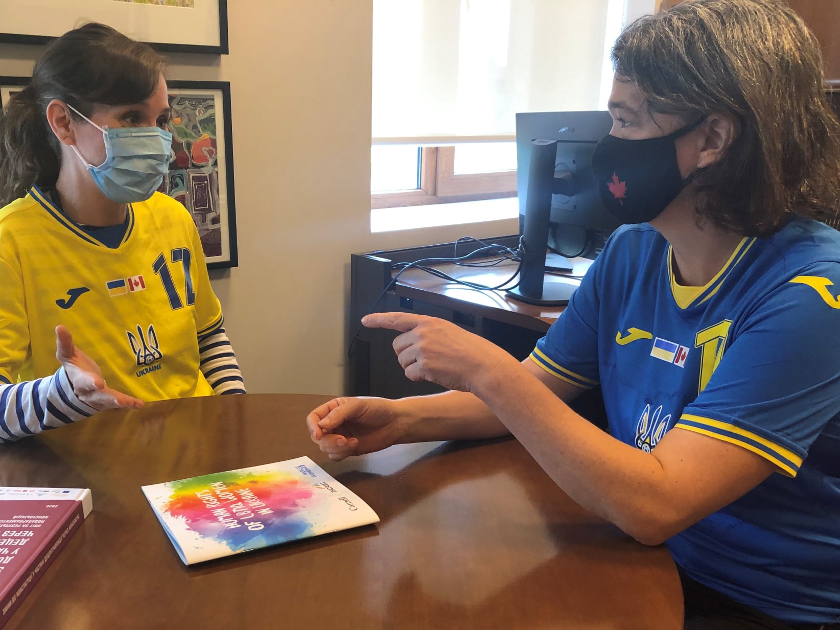 Форма збірної України для Євро: посольства різних країн влаштували яскравий флешмоб (фото)