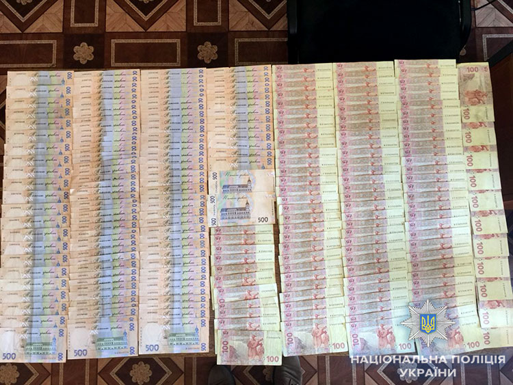 Нацполіція затримала кількох держслужбовців на отриманні хабарів