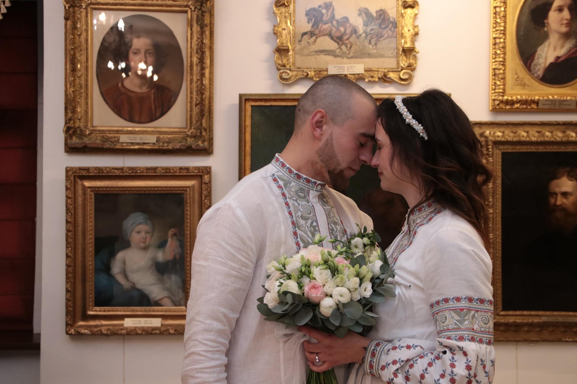 Украинские воины сыграли свадьбу в Луцком замке: фронтовая история любви (фото)