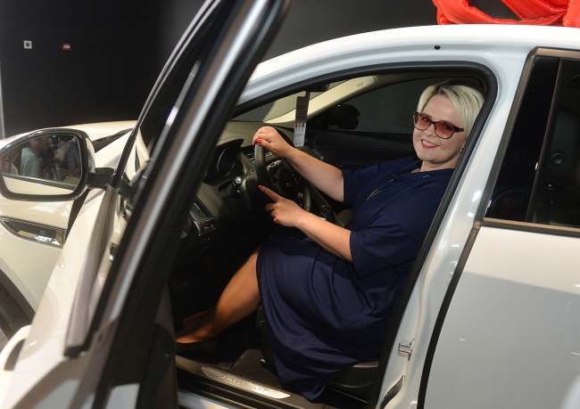 Компанія Heinemann Duty Free вручила переможцю промо-акції Buy & Win новий Jaguar E-Pace