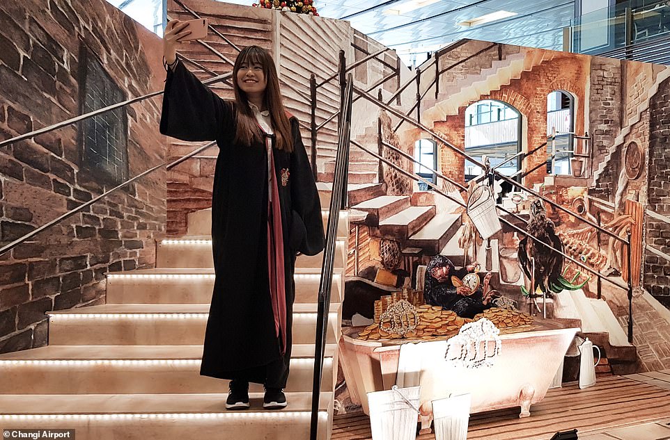 Аэропорт в Сингапуре украсили к Рождеству в стиле Гарри Поттера