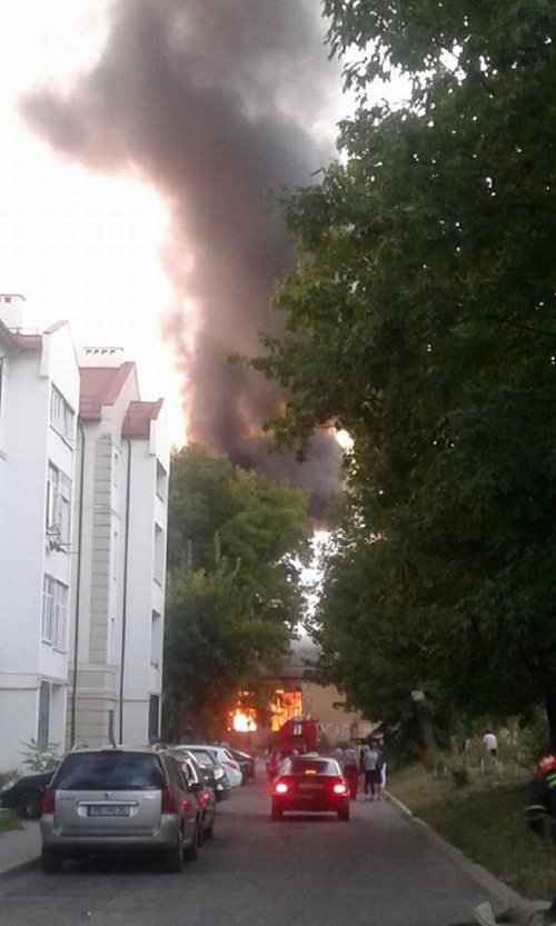 Возгорание произошло на чердаке двухэтажного заброшенного дома