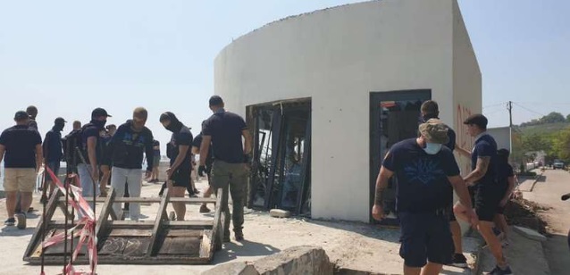 Одесские активисты с кувалдами расчищают пляжи: что происходит