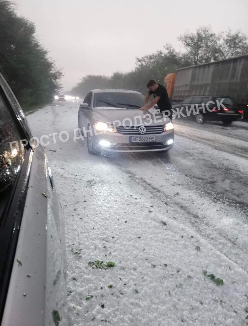 &quot;Сніговий&quot; град під Одесою переполошив українців: які ще сюрпризи готує погода (відео)