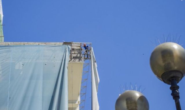 В Киеве сняли баннер с фасада Дома профсоюзов