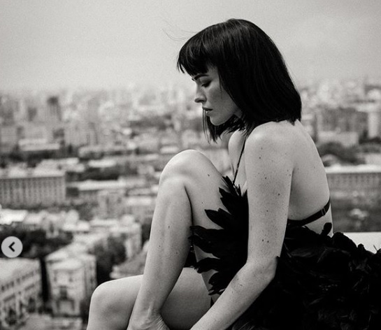 Черный лебедь: горячая Даша Астафьева устроила дерзкую фотосессию на крыше