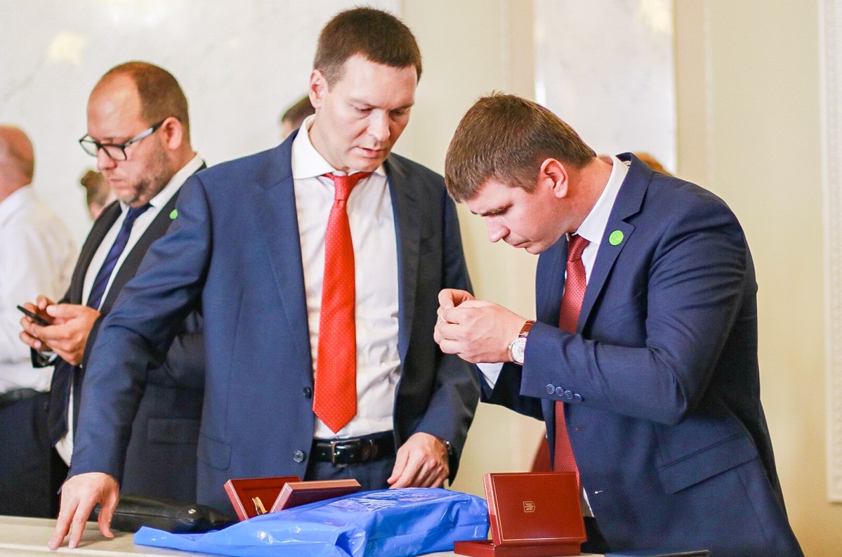 Загадкові сині пакети: що подарували нардепам в перший день роботи (фото)