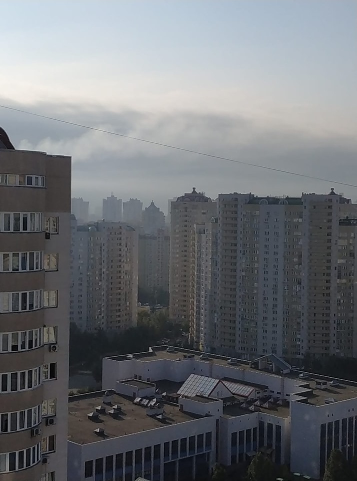 Спальний район раптово затягнуло димом: що відбувається в Києві