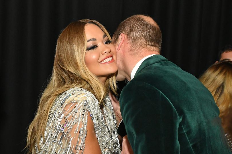 Принц Уильям впервые вышел в свет без жены и попался на поцелуях с другой женщиной