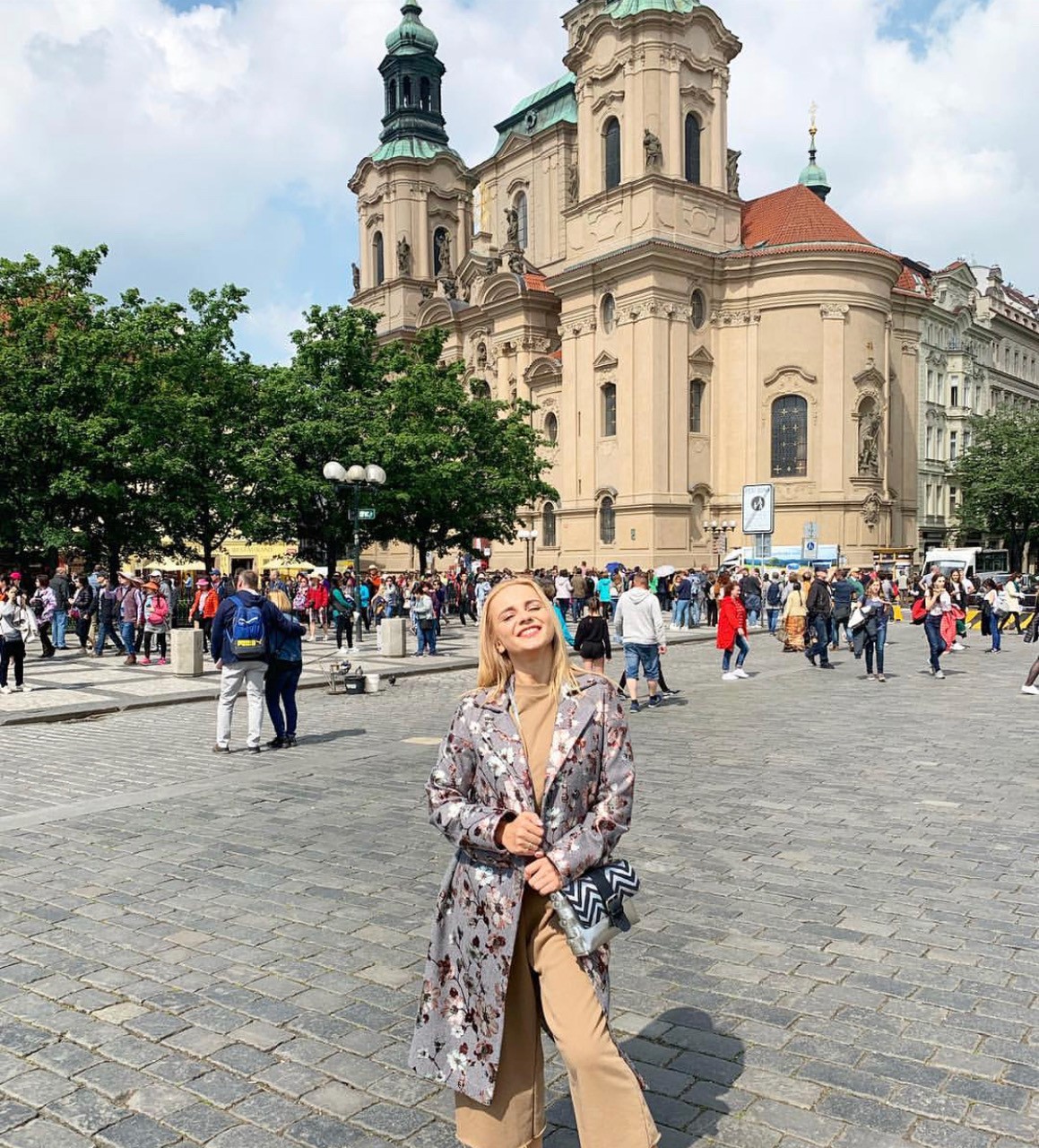 Стиліст розповіла, як і з чим носити довге пальто — must have сезону