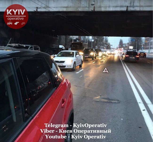 В Киеве куски моста разгромили проезжавшее под ним авто (фото)