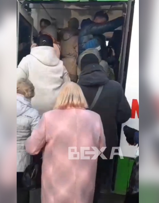 Україна занурилася в транспортний колапс: по 10 людей і всі в масках