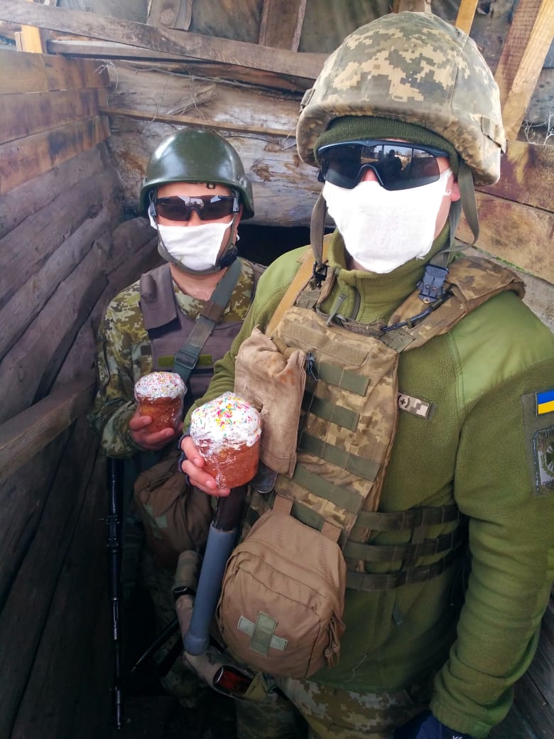 Українські бійці зустріли Великдень на Донбасі: вражаючі фото