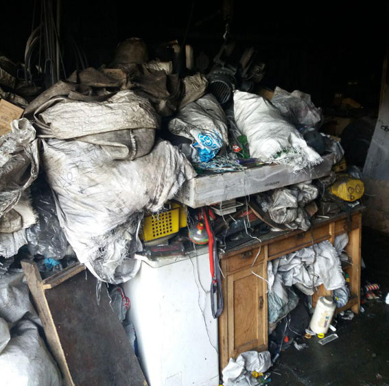 В Мариуполе произошел пожар на складе, есть погибшие