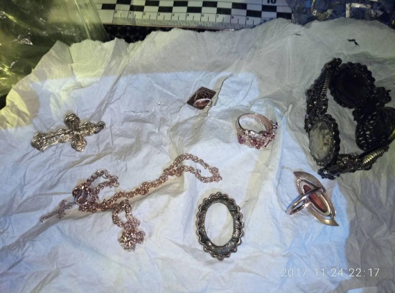 На Закарпатье полиция обнаружила автомобиль с патронами и наркотиками