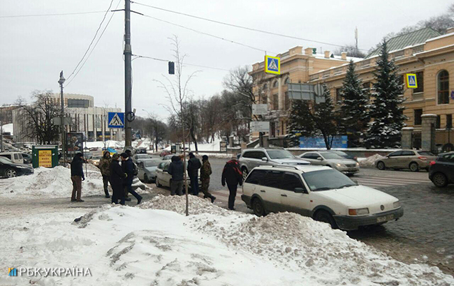 У Києві активісти рушили автопробігом до дому Порошенка