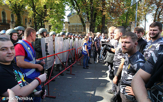 Під АПУ кілька іноземних добровольців АТО прикували себе до паркану