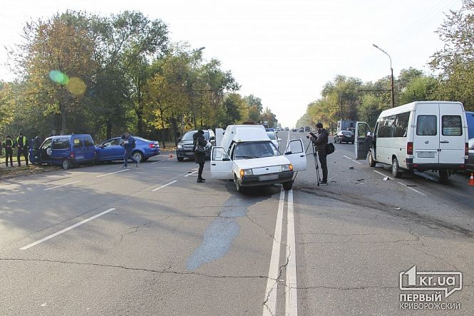 У Кривому Розі зіткнулися п'ять авто: дев'ять потерпілих