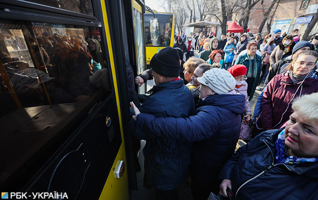 Карантин у Києві: з'явилися фото "штурму" автобусів