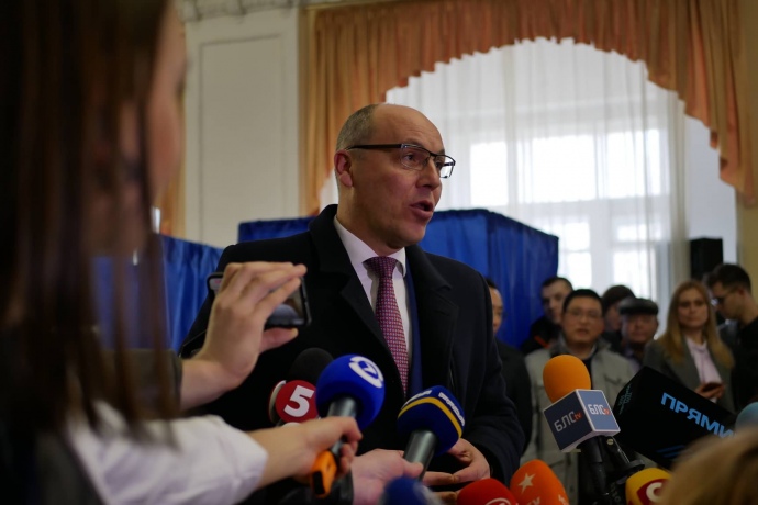 Як голосують на виборах президента політики і чиновники України