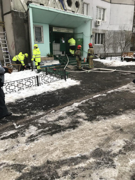 В Киеве на пожаре многоэтажки погиб человек, еще 2 травмированы