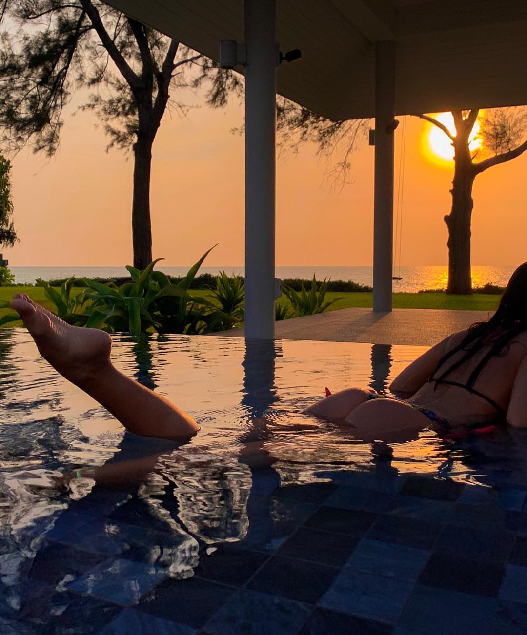 Украинская звезда в микробикини показала, чем занималась на чужой вилле