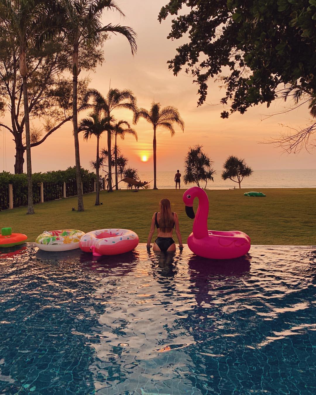 "Попа - огонь": жена Тищенко восхитила фигурой на фоне сказочных пейзажей