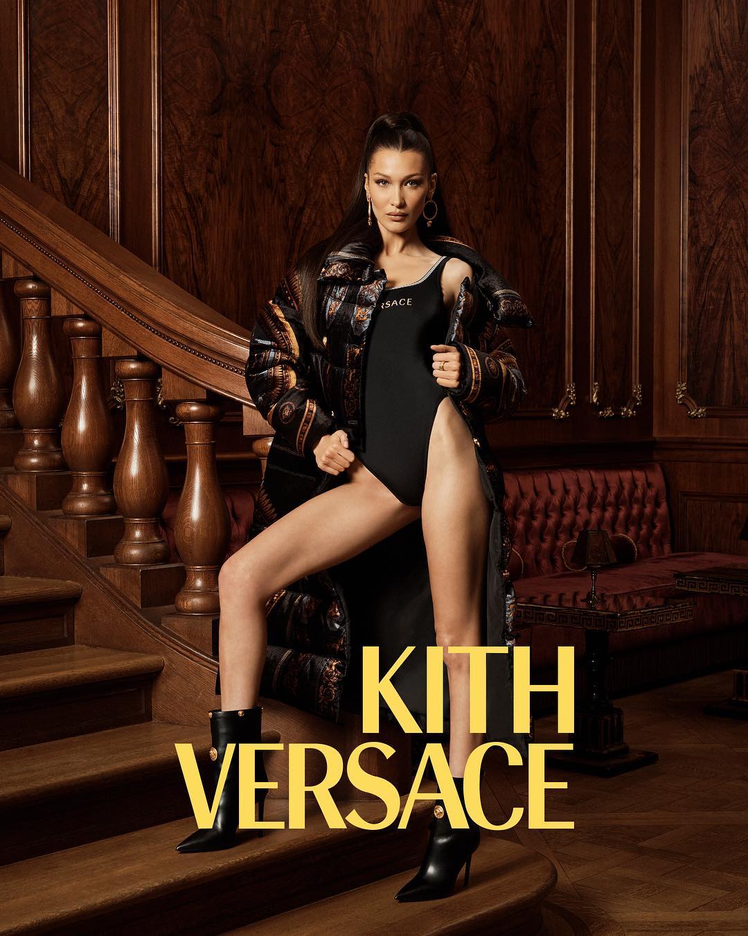 В кожаном белье и шелковом халате: Белла Хадид снялась в дерзкой рекламе Versace