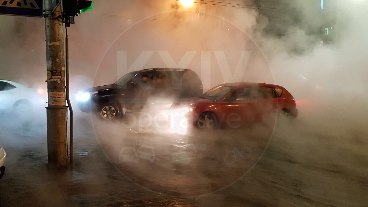 У Києві на Шота Руставелі прорвало трубу з гарячою водою