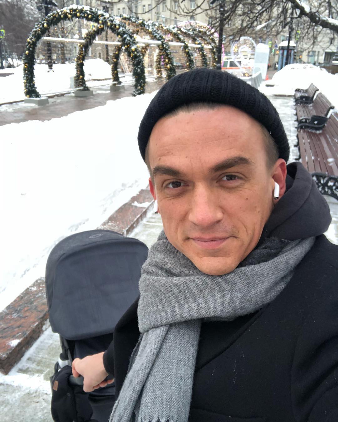 "Набегут папарацци": Влад Топалов умилил сеть фото с сыном на прогулке