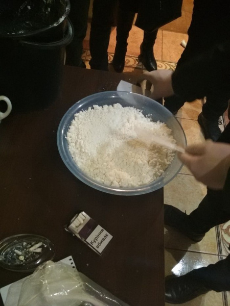 В Ровно СБУ пресекла контрабанду препарата для нарколаборатории